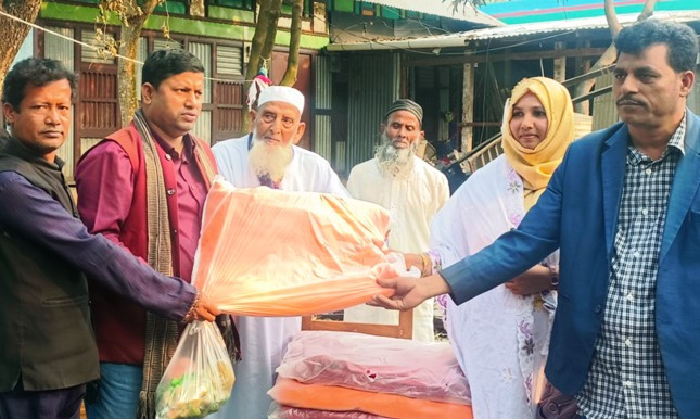 কচুয়ায় অগ্নিকান্ডে ক্ষতিগ্রস্থদের পাশে দাড়ালেন ইউপি সদস্য আখি আক্তার